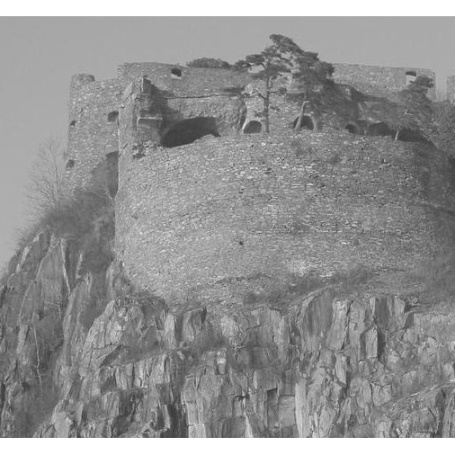 original: pevnost na skale, rozostrena